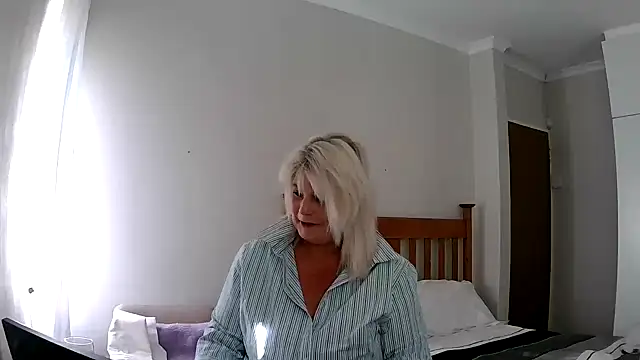 Snapshot of Miahotmilf chatting on December 2024 03:26:01 PM Miahotmilf online show from December 2024 03:26:01 PM