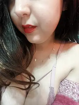 Snapshot of LoNa-daloua chatting on February 2025 06:44:01 PM LoNa-daloua online show from February 2025 06:44:01 PM