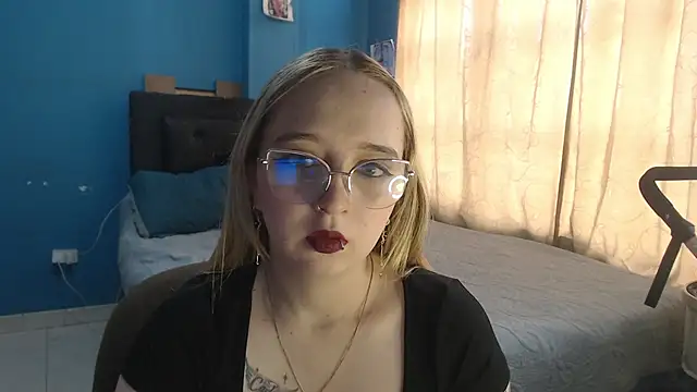 Snapshot of Liaroberts1 chatting on October 2025 11:54:01 AM Liaroberts1 online show from October 2025 11:54:01 AM