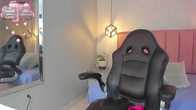 SUNNYCYRUS online show from October 2025 12:28:02 PM