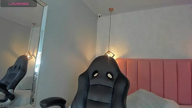 SUNNYCYRUS online show from October 2025 12:34:02 PM