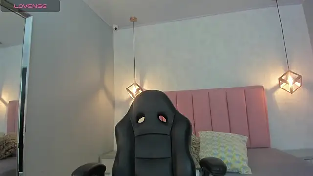 SUNNYCYRUS online show from November 2025 12:37:02 PM