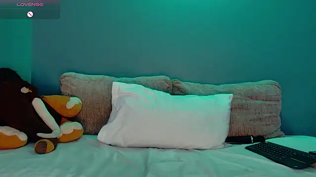 Snapshot of LauraEvanns chatting on September 2025 06:06:01 AM LauraEvanns online show from September 2025 06:06:01 AM