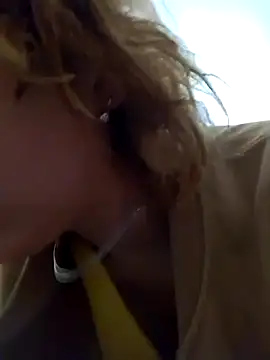 Snapshot of Gussie_Bridie chatting on November 2025 04:22:01 AM Gussie Bridie online show from November 2025 04:22:01 AM