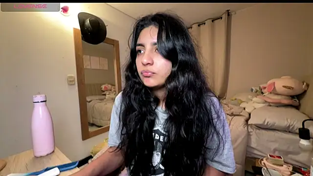 cloe small online show from October 2025 04:59:02 AM