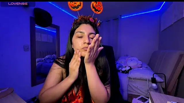 cloe small online show from October 2025 12:55:02 AM