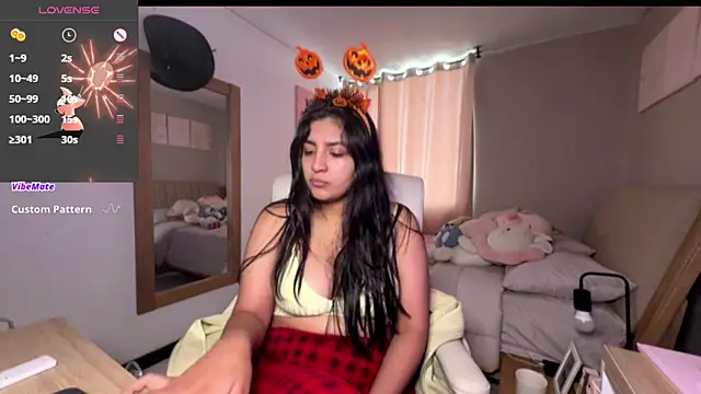 cloe small online show from October 2025 08:42:02 PM