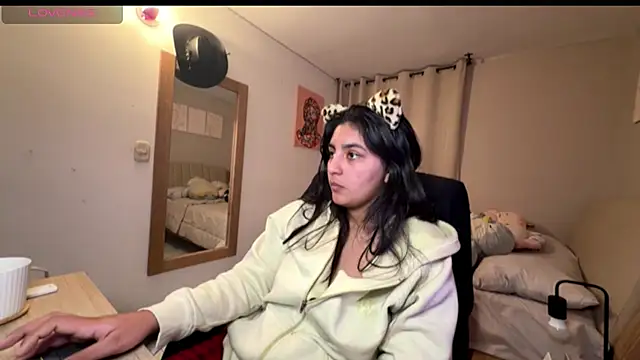 cloe small online show from October 2025 11:26:02 PM