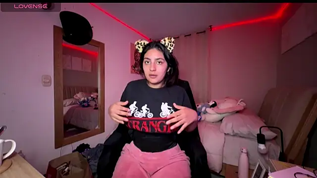 cloe small online show from October 2025 01:57:01 AM