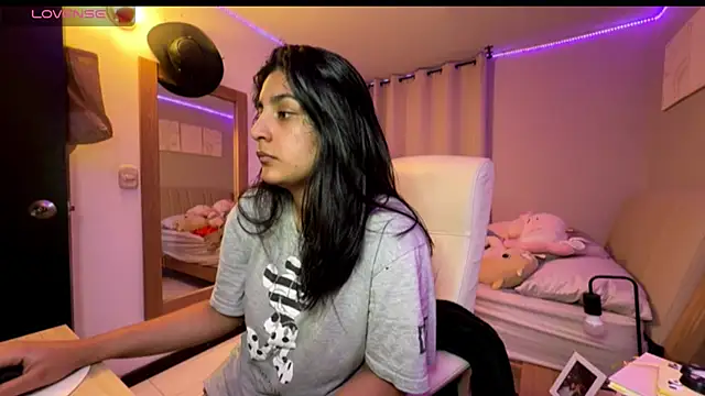 cloe small online show from November 2025 03:29:01 AM