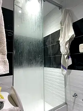 cloe small online show from November 2025 04:22:02 AM