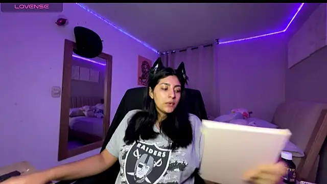 cloe small online show from November 2025 06:57:01 AM