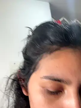 cloe small online show from November 2025 02:24:02 PM