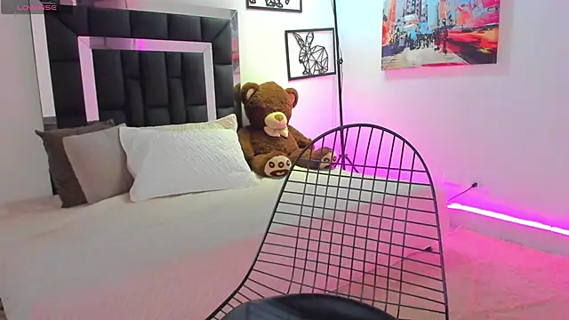 Snapshot of emma-hiill chatting on December 2024 02:05:01 PM emma-hiill online show from December 2024 02:05:01 PM