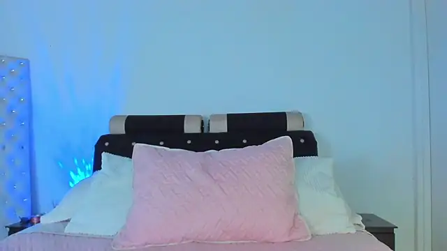 Snapshot of emma-hiill chatting on February 2025 03:28:02 PM emma-hiill online show from February 2025 03:28:02 PM