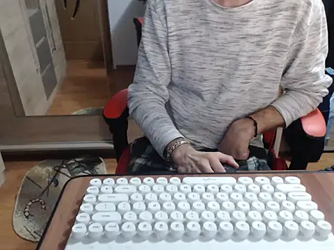 Snapshot of uncutguy01 chatting on October 2025 04:44:02 AM uncutguy01 online show from October 2025 04:44:02 AM