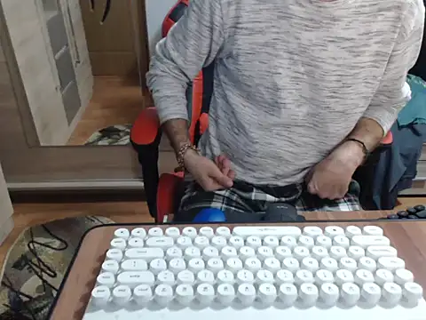 Snapshot of uncutguy01 chatting on October 2025 05:05:01 AM uncutguy01 online show from October 2025 05:05:01 AM