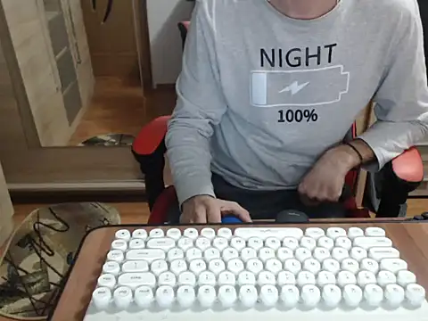 Snapshot of uncutguy01 chatting on October 2025 04:44:02 AM uncutguy01 online show from October 2025 04:44:02 AM