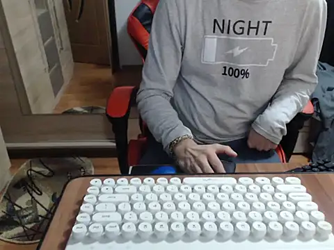 Snapshot of uncutguy01 chatting on October 2025 04:33:01 AM uncutguy01 online show from October 2025 04:33:01 AM