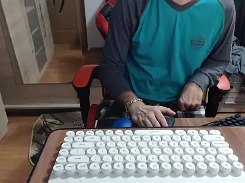 Snapshot of uncutguy01 chatting on October 2025 05:17:02 AM uncutguy01 online show from October 2025 05:17:02 AM