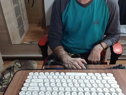 Snapshot of uncutguy01 chatting on October 2025 04:46:02 AM uncutguy01 online show from October 2025 04:46:02 AM