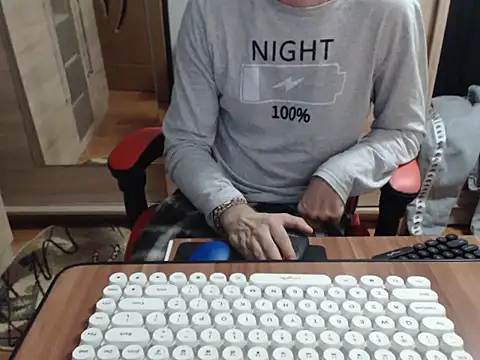 Snapshot of uncutguy01 chatting on October 2025 04:45:02 AM uncutguy01 online show from October 2025 04:45:02 AM