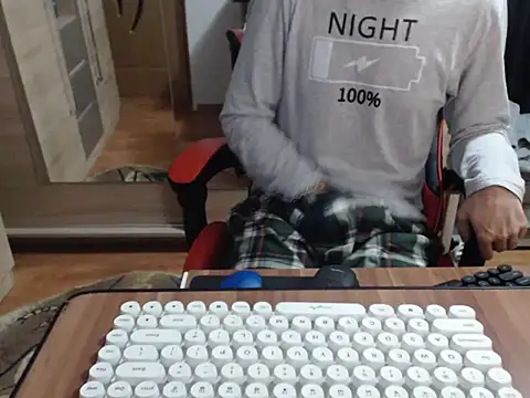 Snapshot of uncutguy01 chatting on October 2025 04:35:01 AM uncutguy01 online show from October 2025 04:35:01 AM