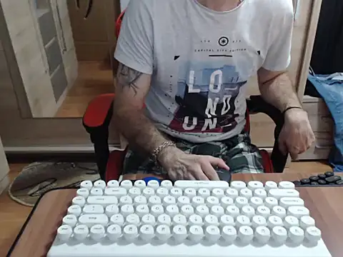 Snapshot of uncutguy01 chatting on October 2025 04:59:01 AM uncutguy01 online show from October 2025 04:59:01 AM