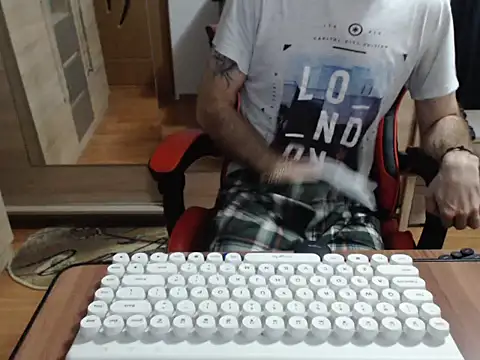 Snapshot of uncutguy01 chatting on October 2025 05:19:01 AM uncutguy01 online show from October 2025 05:19:01 AM