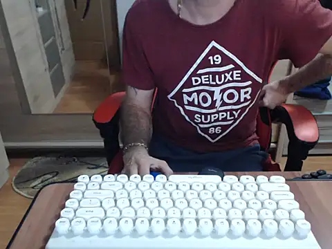 Snapshot of uncutguy01 chatting on October 2025 04:24:01 AM uncutguy01 online show from October 2025 04:24:01 AM