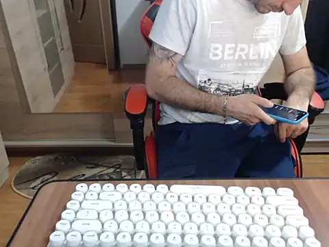 Snapshot of uncutguy01 chatting on October 2025 04:24:01 AM uncutguy01 online show from October 2025 04:24:01 AM