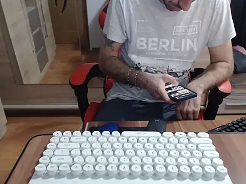 Snapshot of uncutguy01 chatting on October 2025 05:07:01 AM uncutguy01 online show from October 2025 05:07:01 AM