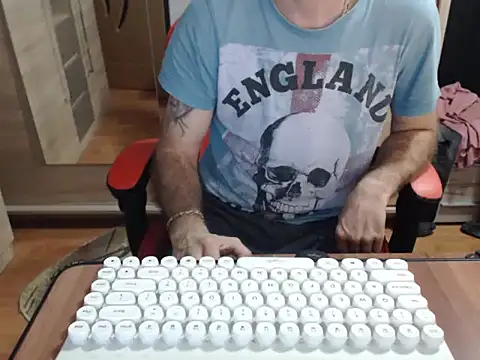 Snapshot of uncutguy01 chatting on October 2025 04:31:01 AM uncutguy01 online show from October 2025 04:31:01 AM