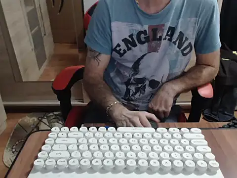 Snapshot of uncutguy01 chatting on October 2025 04:53:02 AM uncutguy01 online show from October 2025 04:53:02 AM