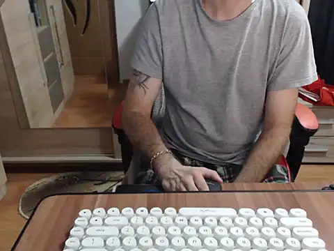 Snapshot of uncutguy01 chatting on October 2025 04:58:01 AM uncutguy01 online show from October 2025 04:58:01 AM