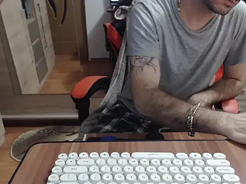 Snapshot of uncutguy01 chatting on October 2025 04:57:02 AM uncutguy01 online show from October 2025 04:57:02 AM