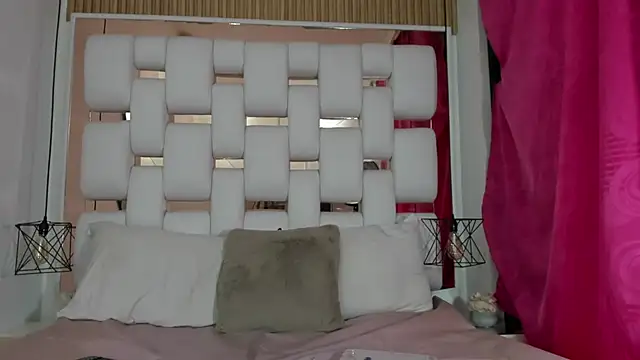 EmmyCruzZ online show from September 2025 07:19:02 PM