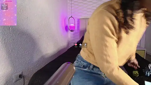 Snapshot of sarah_banks1 chatting on March 2025 07:03:02 PM sarah banks1 online show from March 2025 07:03:02 PM