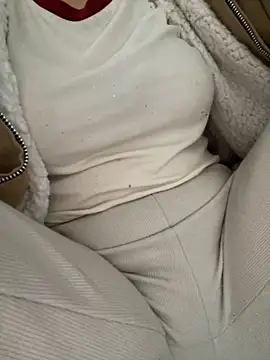 Snapshot of Milk_Mom99 chatting on November 2025 02:32:01 AM Milk Mom99 online show from November 2025 02:32:01 AM