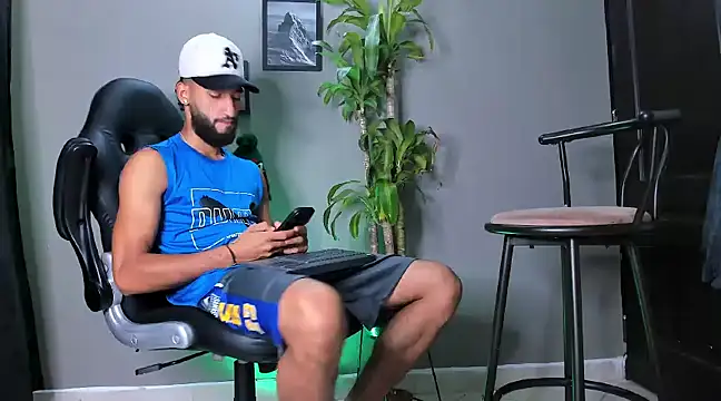 Snapshot of Damian_022 chatting on December 2024 12:29:02 PM Damian 022 online show from December 2024 12:29:02 PM