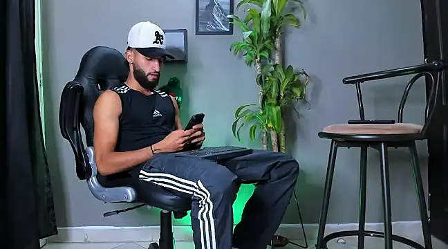 Snapshot of Damian_022 chatting on December 2024 02:26:02 PM Damian 022 online show from December 2024 02:26:02 PM