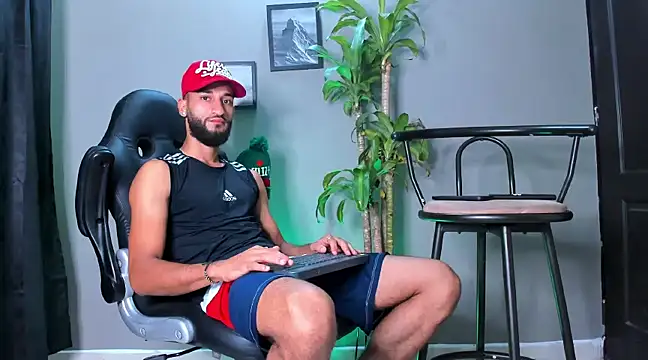 Snapshot of Damian_022 chatting on December 2024 12:11:02 PM Damian 022 online show from December 2024 12:11:02 PM