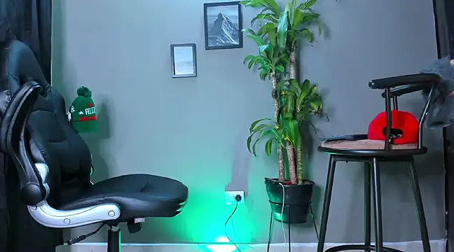 Snapshot of Damian_022 chatting on December 2024 03:44:01 PM Damian 022 online show from December 2024 03:44:01 PM