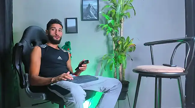 Snapshot of Damian_022 chatting on December 2024 03:39:01 PM Damian 022 online show from December 2024 03:39:01 PM