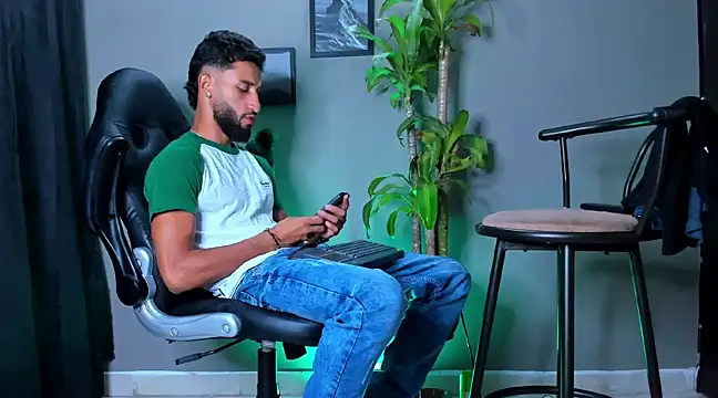 Snapshot of Damian_022 chatting on December 2024 04:26:01 AM Damian 022 online show from December 2024 04:26:01 AM