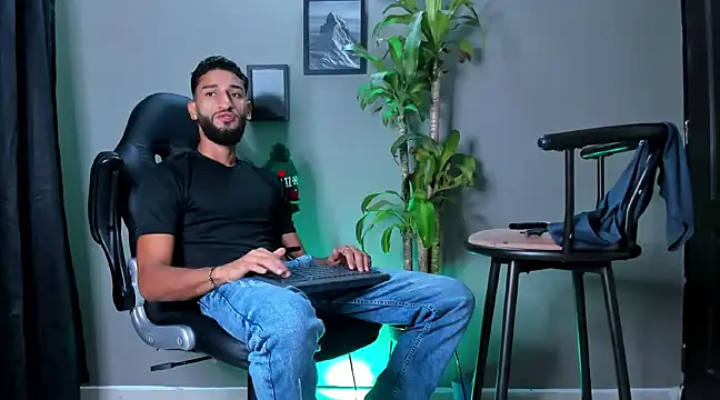 Snapshot of Damian_022 chatting on December 2024 10:23:02 PM Damian 022 online show from December 2024 10:23:02 PM