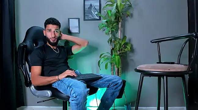 Snapshot of Damian_022 chatting on December 2024 01:24:01 AM Damian 022 online show from December 2024 01:24:01 AM