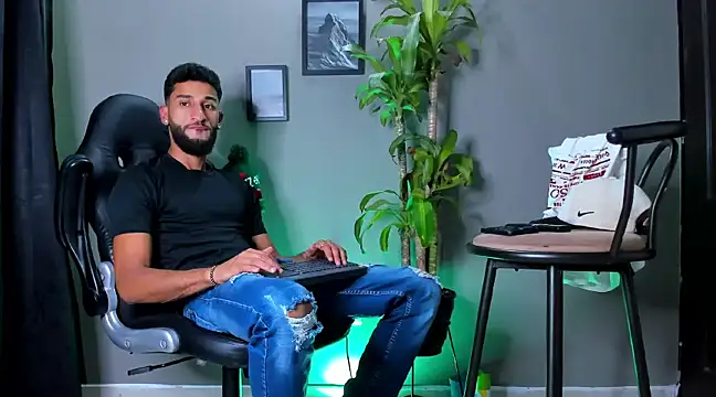 Snapshot of Damian_022 chatting on December 2024 02:09:02 AM Damian 022 online show from December 2024 02:09:02 AM