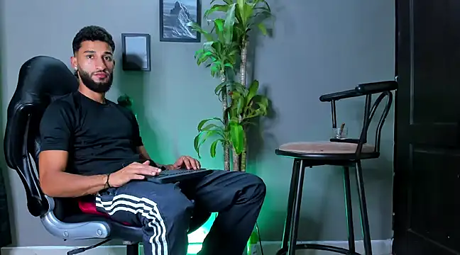 Snapshot of Damian_022 chatting on January 2025 01:38:01 AM Damian 022 online show from January 2025 01:38:01 AM