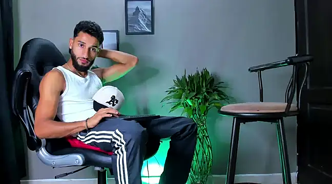 Snapshot of Damian_022 chatting on January 2025 04:01:02 AM Damian 022 online show from January 2025 04:01:02 AM